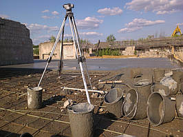 По солнечной погоде без нивелира никуда. Вёдрами бетон подавался в те части площадки, куда не доставали желоба миксера.