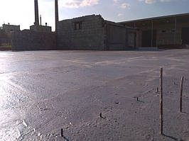 Готовая бетонная поверхность будущего складского помещения. Ненужные выпуски арматуры впоследствии срезались.