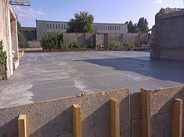 Все бетонные полы залиты (около 330 кв.м.). На следующий день была снята опалубка и выполнена финишная уборка территории (от нашествия Бригады Добрых Строительных Услуг). Конец.