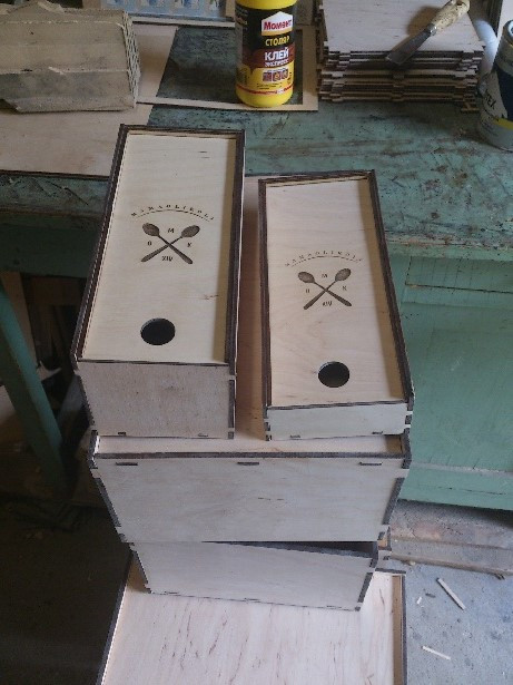 Сувенірна подарункова коробка ручної роботи з дерева