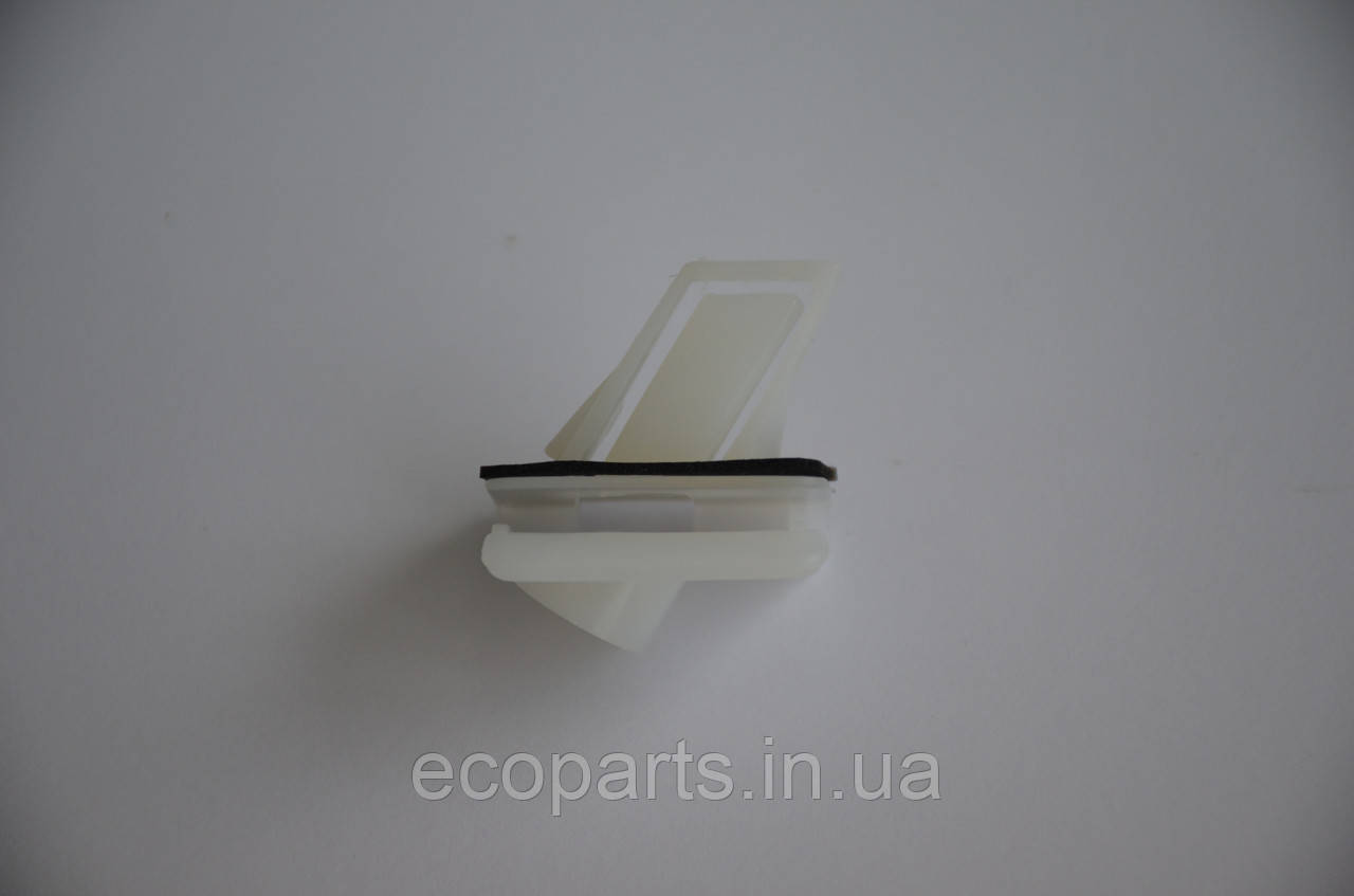 Кліпса бампера перед права Nissan Leaf