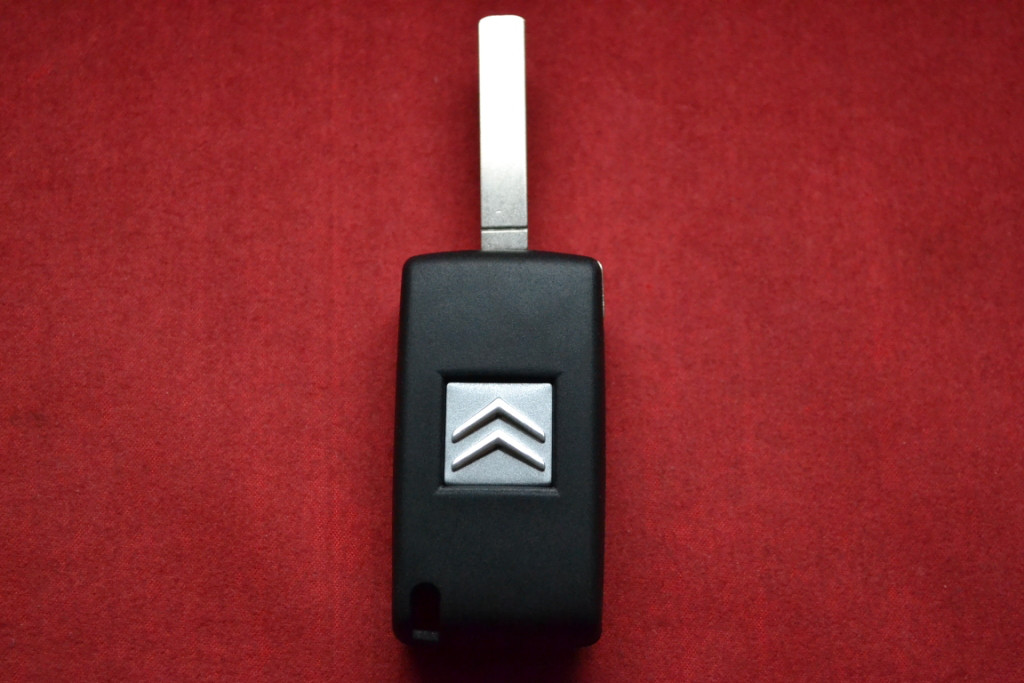 Ключ Citroen викидний на 2 кнопки 434Mhz id46 0523
