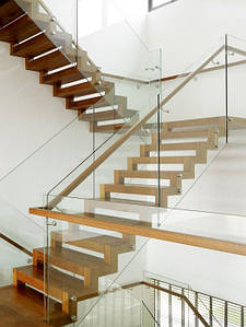 Скляні перила для дерев'яних сходів із сполучними елементами