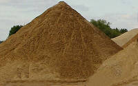 Пісок кар'єрний, гірський або річковий пісок митий Характеристики Харківських пісків і методи його застосування. Доставка піску по Харкову від Інвестор-строй 7-555-864.