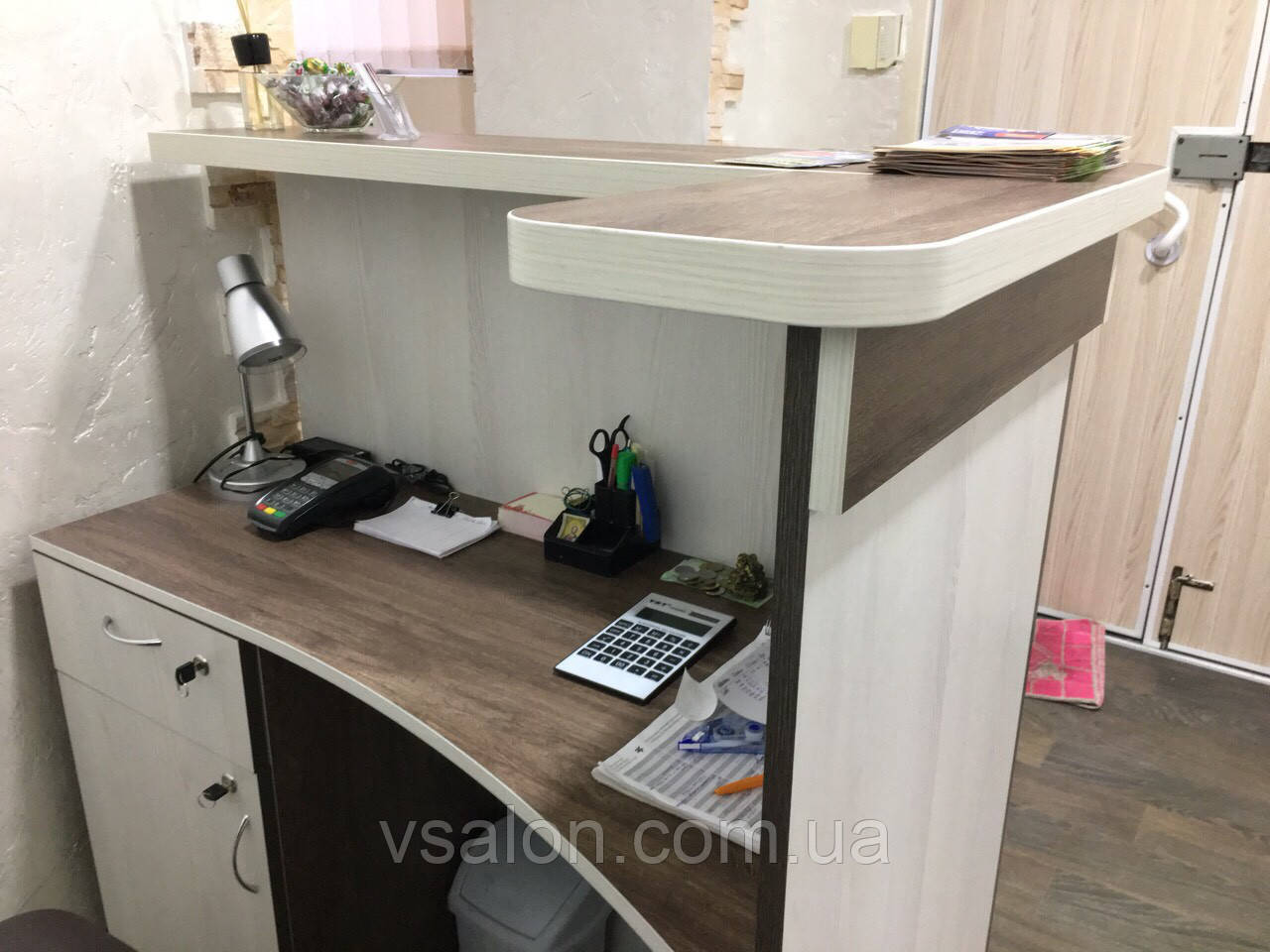 Кутовий ресепшн для салону краси А135