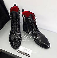 Жіночі чорні шкіряні черевики на шнурівці зі вставками з пітона