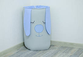 Містка корзина для іграшок в дитячу «Блакитний зайчик»