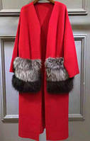Женское пальто с карманами из натурального меха