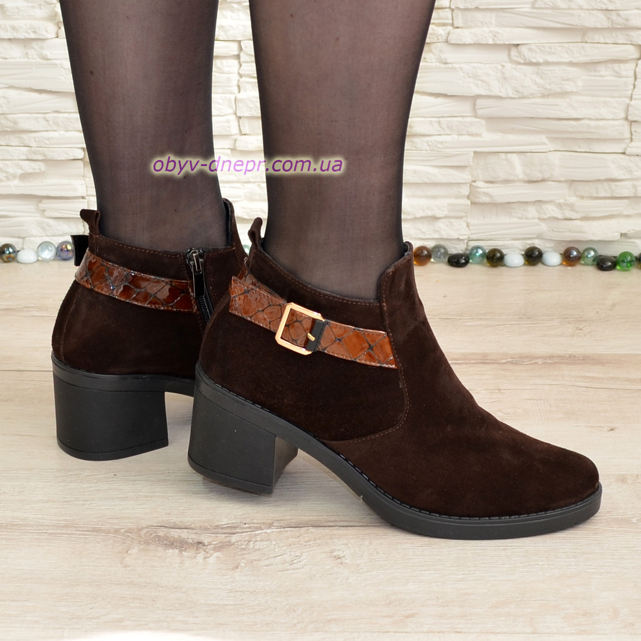 Жіночі замшеві туфлі на стійкому каблуці, коричневий колір, фото 1