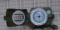 Туристичний рідинний компас, у металевому корпусі захищений від ударів