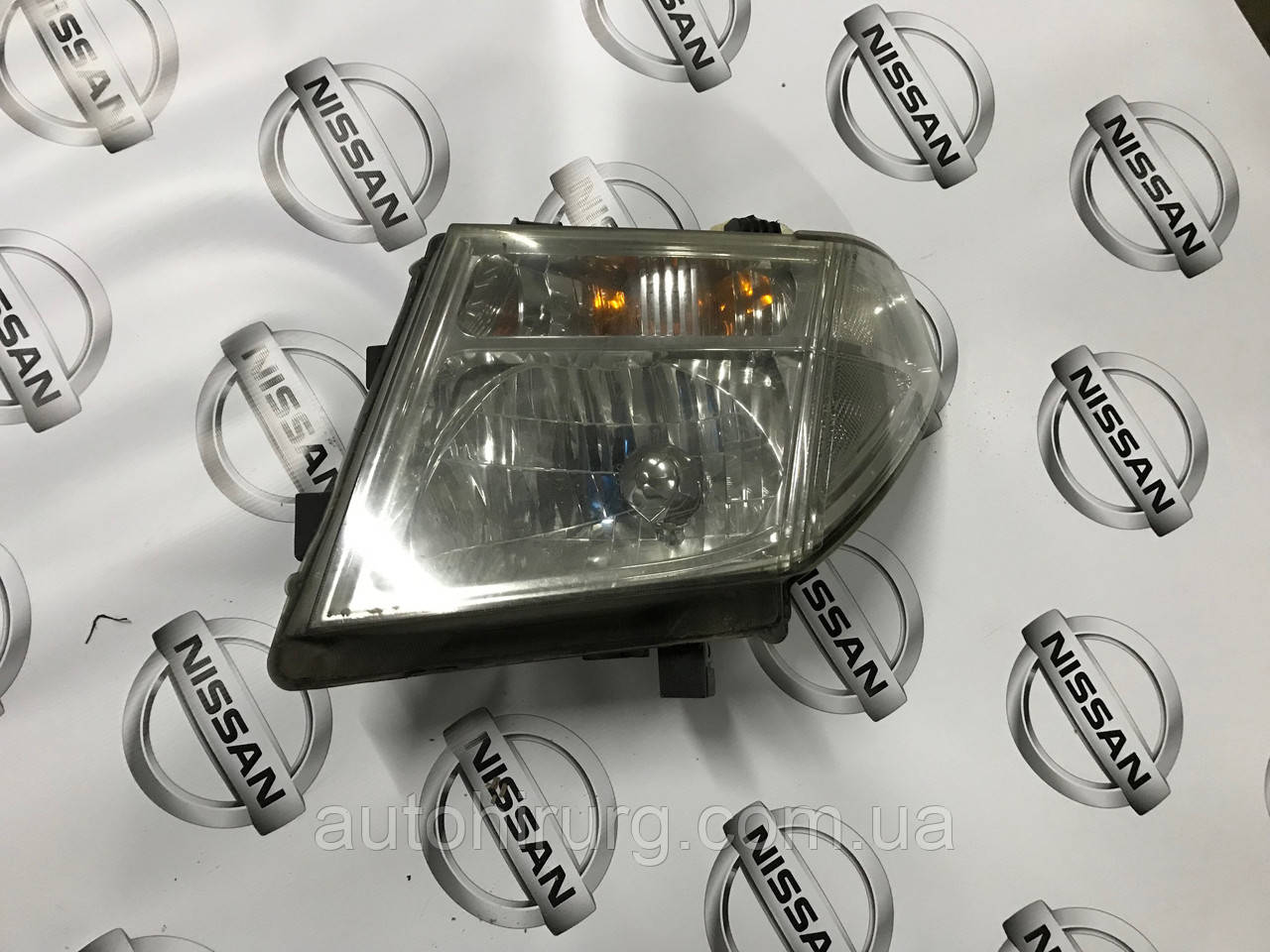Ліва передня фара nissan navara d40