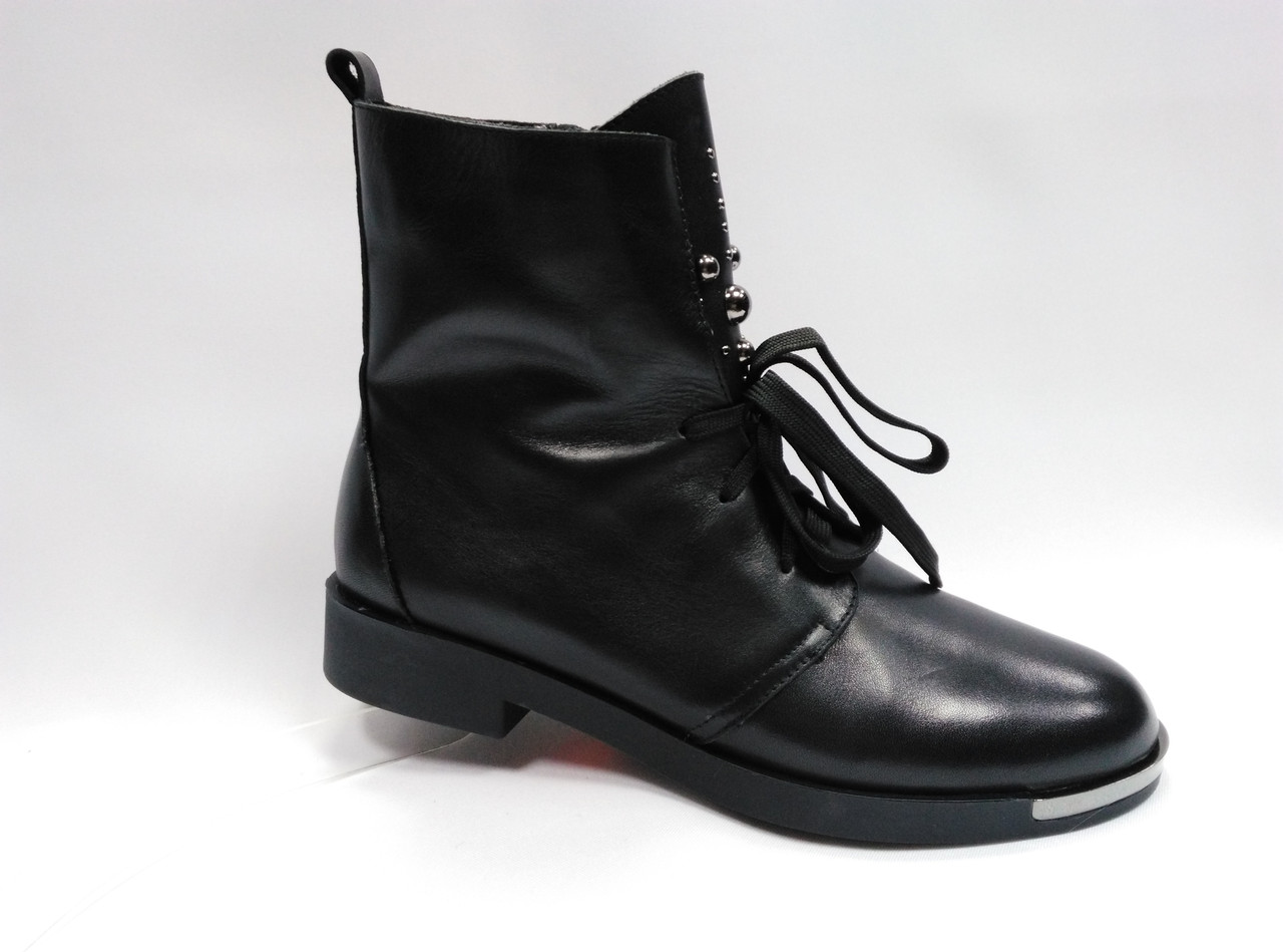 Стильні чорні шкіряні черевички Berloni зі шнурками та блискавкою.