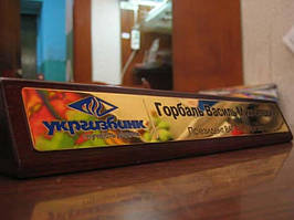 Табличка з металу (латунь 0,8 мм) на дерев'яній основі, 150х70 мм (Покриття: Без покриття; )