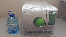 Автоклав TANDA C23L на робочому столі.  При купівлі автоклава в нашому магазині  - подарунок : 4 літри дистильованої води двоступеневої очистки!