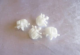 Пістон (засувка, фіксатор, кріплення) водостічної панелі (водовідбивача, жабо) лобового (вітрового) скла 