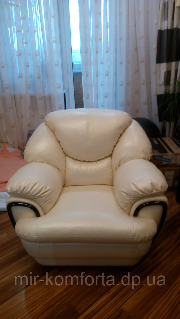 Перетяжка шкіряного крісла