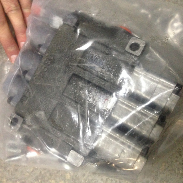 Гідравлічний розподільник упакований в плівку Гідророзподільник плівка