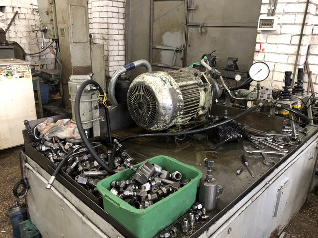 Гідронасос на стенді для випробувань Ремонт гідравліки стендові випробування