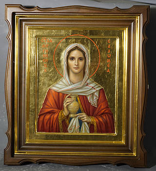 Кіот для ікони Святої Соломії фігурний, з внутрішнім дерев'яним багетом і позолоченими штапиками.