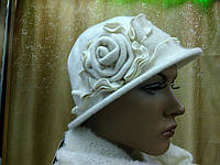 Жіночий капелюшок з валяної вовни, ТМ Rabionek, прикраса квітка, молочний колір тон 000, розмір 55-56