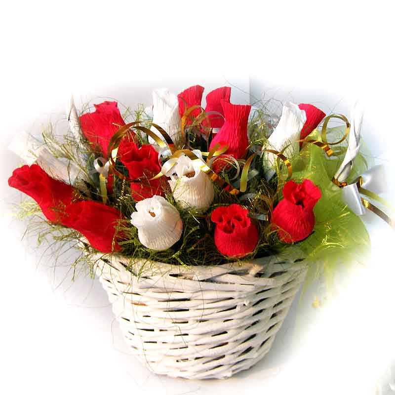Букет із цукерок Червоно-білі троянди в кошику