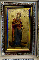 Ровный строгий киот для иконы Богородицы, с внутренней деревянной рамой и золочёными штапиками.