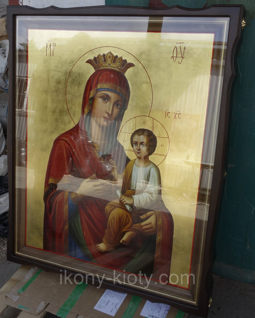 Кіот для ікони Богородиці фігурний, з внутрішньою дерев'яною рамою і позолоченим штапиком.
