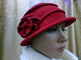 Тепла жіноча капелюха з м'якої вовни з квіткою, TM Rabionek, розмір 55-56, бузковий колір, фото 6