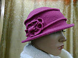 Тепла жіноча капелюха з м'якої вовни з квіткою, TM Rabionek, розмір 55-56, бузковий колір, фото 5