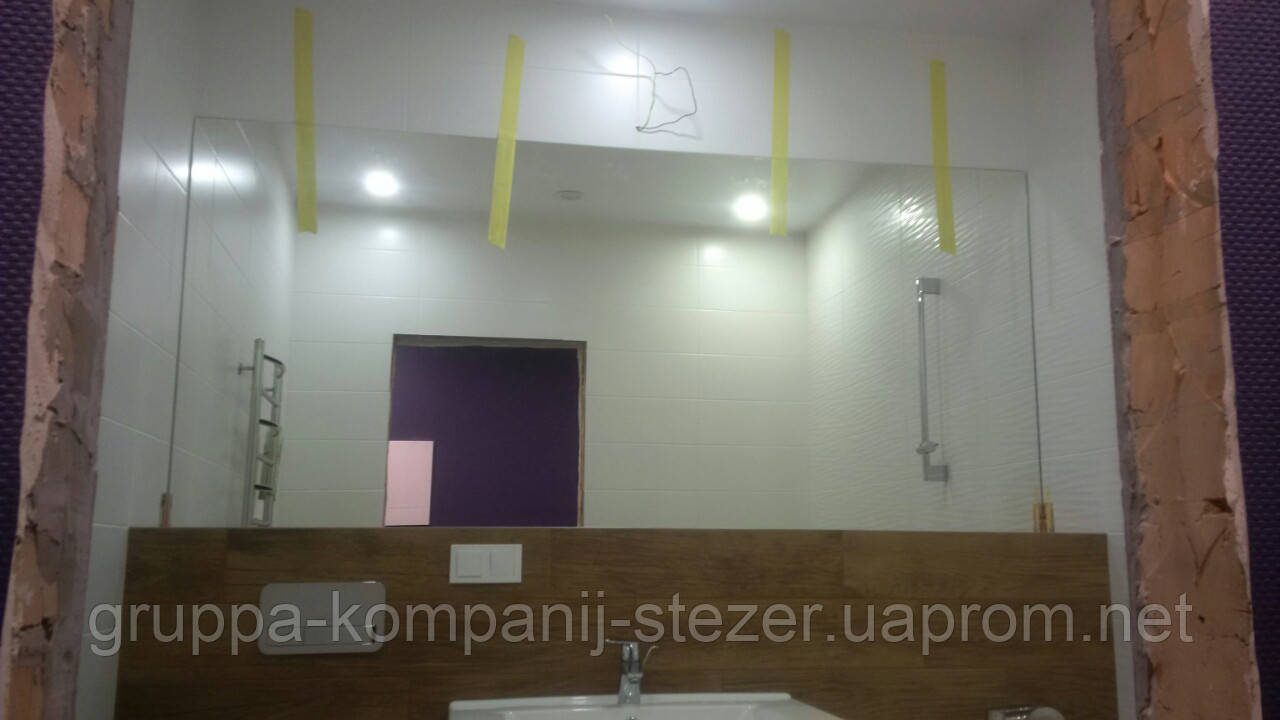 Дзеркало над умивальником на всю стіну