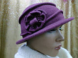 Жіноча капелюха м'якої вовни з квіткою, ТМ Rabionek, розмір 55-56, світло-бузковий колір, фото 2