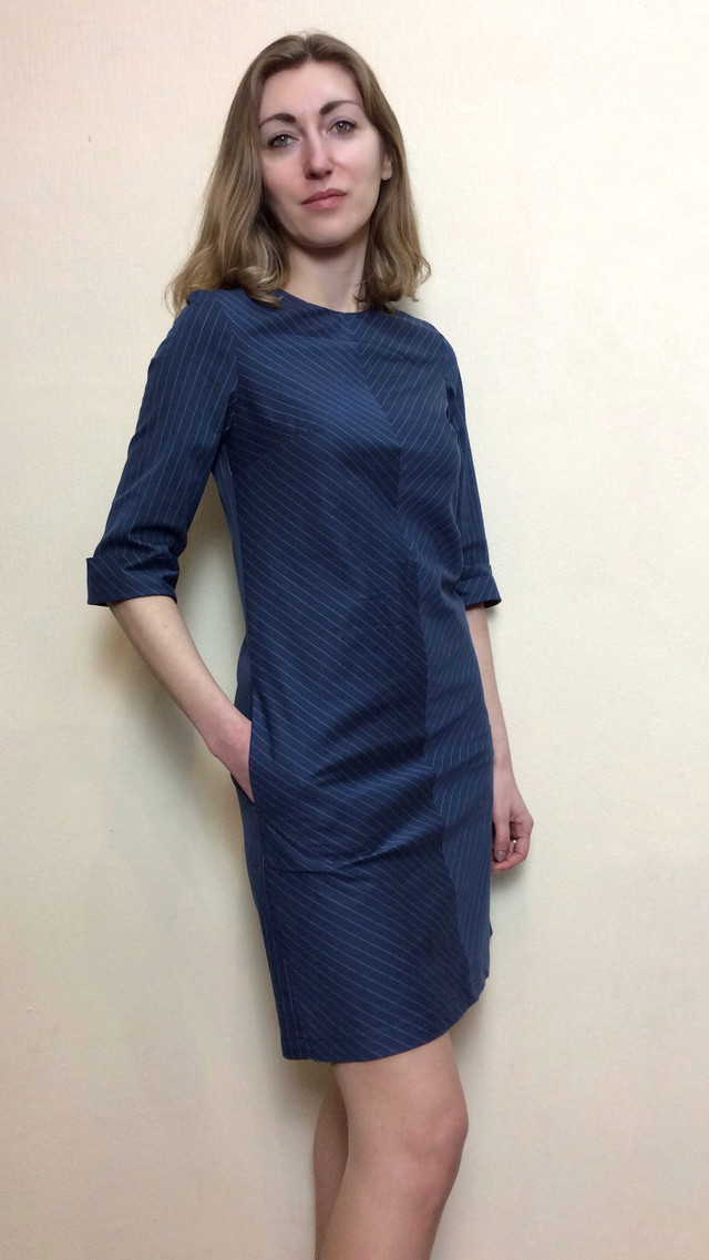 Женское офисное платье в полоску П224