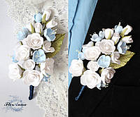 Бутоньєрка для нареченого або свідка "Білі троянди з блакитний яблунею"