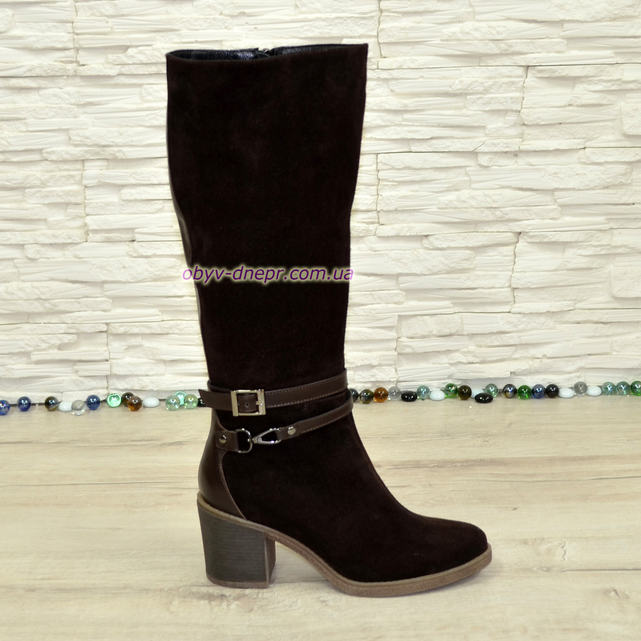 Чоботи жіночі коричневі замшеві на стійкому каблуці, декоровані шкіряними ремінцями, фото 1