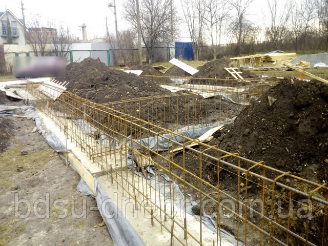 Влаштування армуючого каркаса, вив'язування арматури на цоколі, фото.