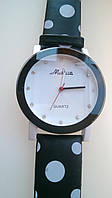 Яскравий стильний чорно-білий годинник
