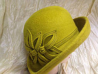 Фетровая шляпа с полями и с украшением