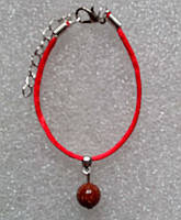 Червона нитка оберег із натуральним каменем Авантюрин золотий