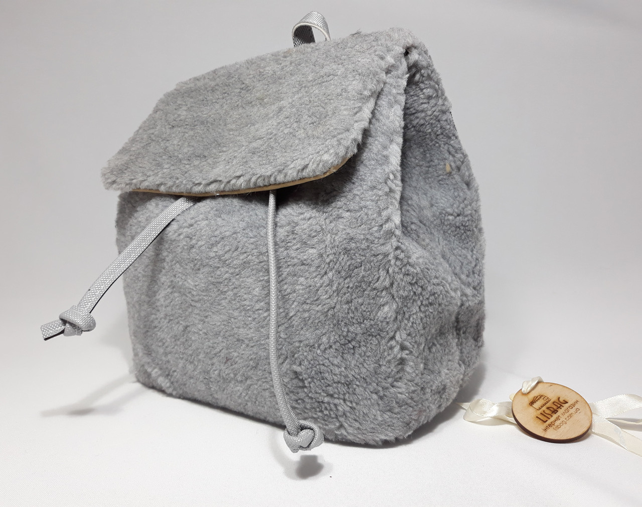 Меховой рюкзак для девушки, мягкий приятный на ощупь Серый - фото 3 - id-p662005656