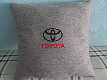 Декоративна подушка для автовишивка TOYOTA 35х35 см