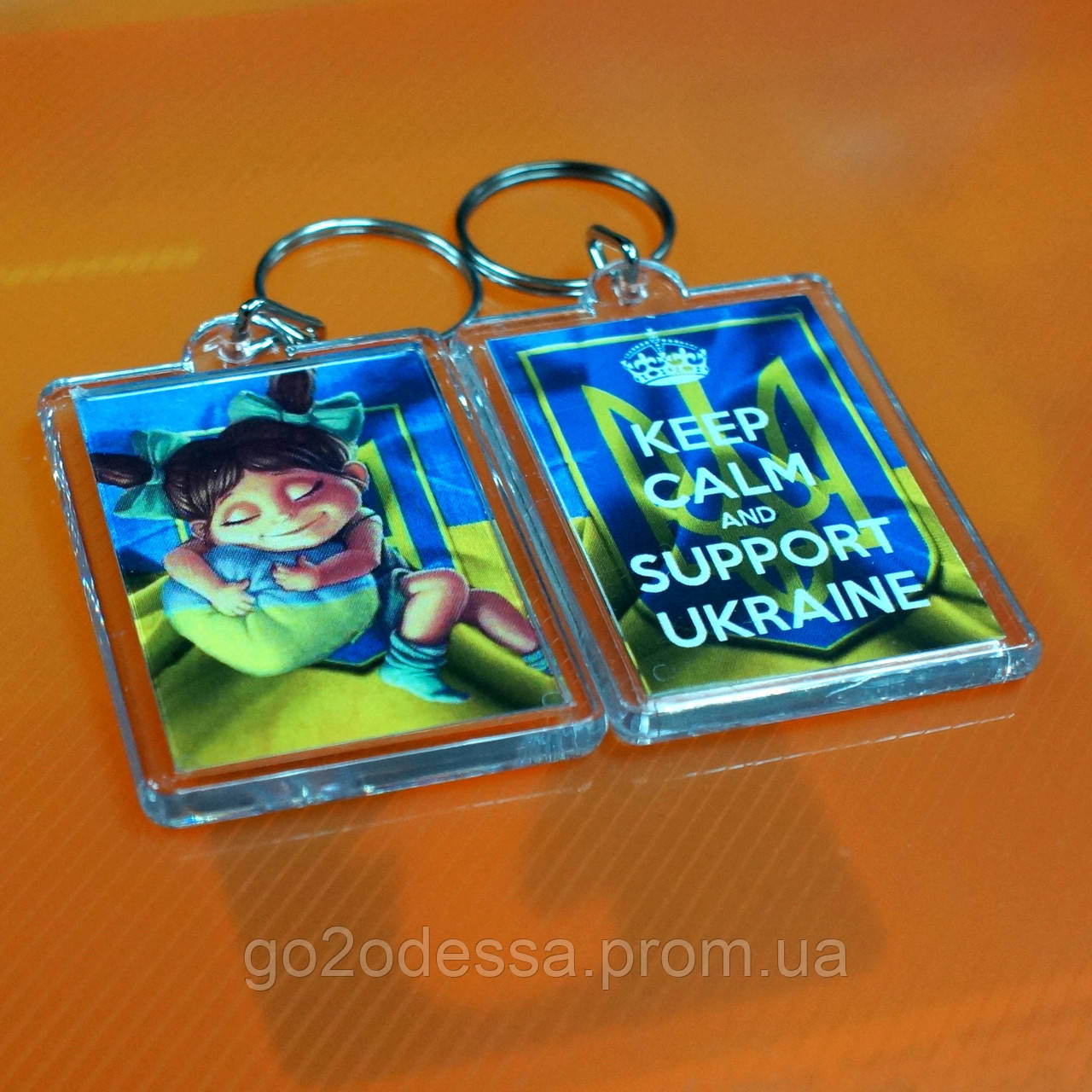 Брелок "Keep calm and support Ukraine! Дівчинка з Серцем України", купити брелоки оптом, брелки з символікою.