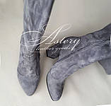 Жіночі сірі ботфорти із замші та товстим каблуком, фото 2