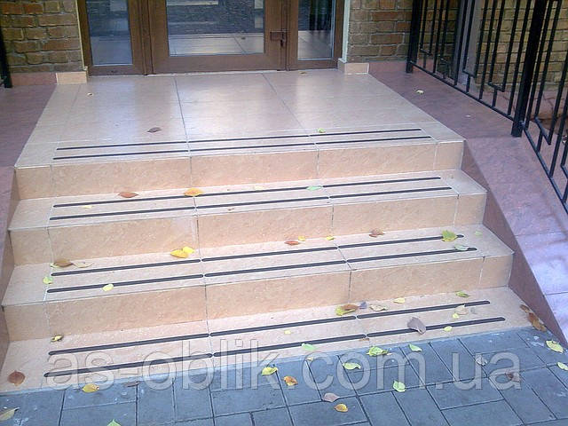 Стрічка антиковзна самоклейна чорна 50 мм