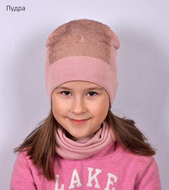 Шапка зв'язана в 1 шар, із закотом. Оздоблення двосторонні паєтки. Весна-осінь (бавовна 60%, акрил 40%).
