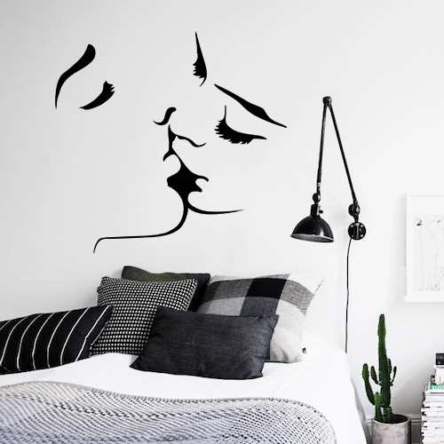 Інтер'єрна вінілова наклейка Поцілунок (самоклеюча люди подарунок коханій) матова 500х480 мм, фото 1