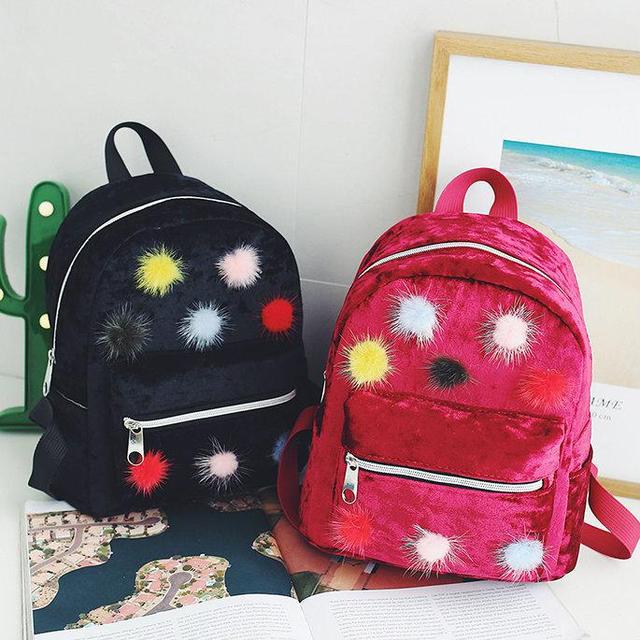 Велюровий рюкзак з помпонами