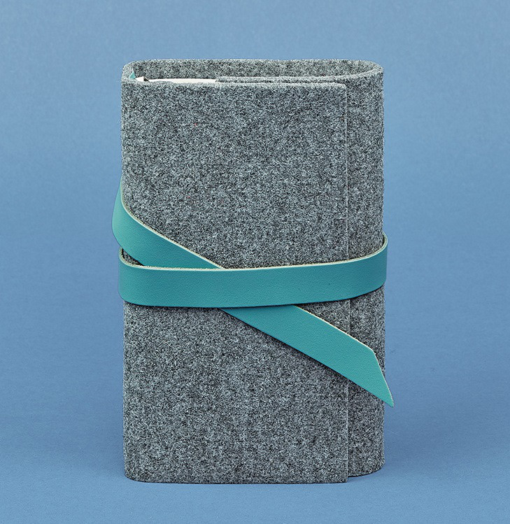 Блокнот (софт-бук) фетровий із змінними зошитами закривається шкіряним хлястиком, фото 1