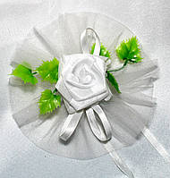 Розетки зі штучними трояндами та фатином напрокат