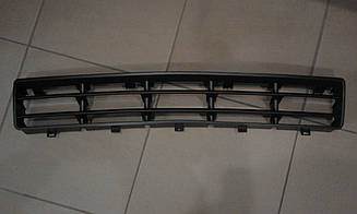 Решітка в бампер середня VW GOLF 4