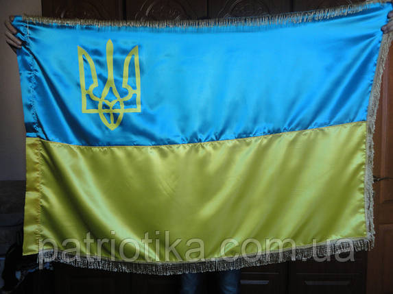 Прапор України П-6Ат б 90х135 см атлас з тризубом та бахромою, фото 3